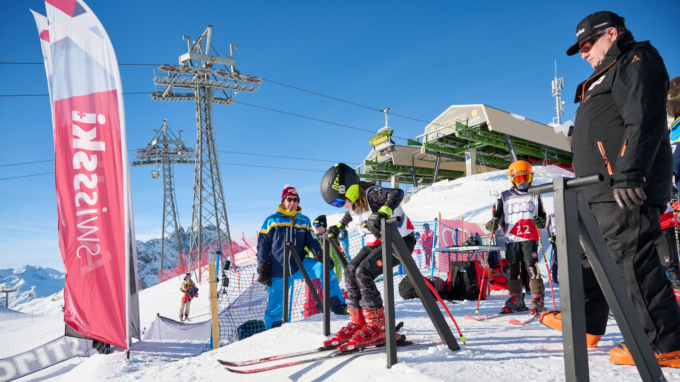 Unter den wachsamen Augen von «Mr. Skicross» Didi Waldspurger (ganz rechts) erfolgt der Startschuss zum Kids Cross auf der Corviglia.
