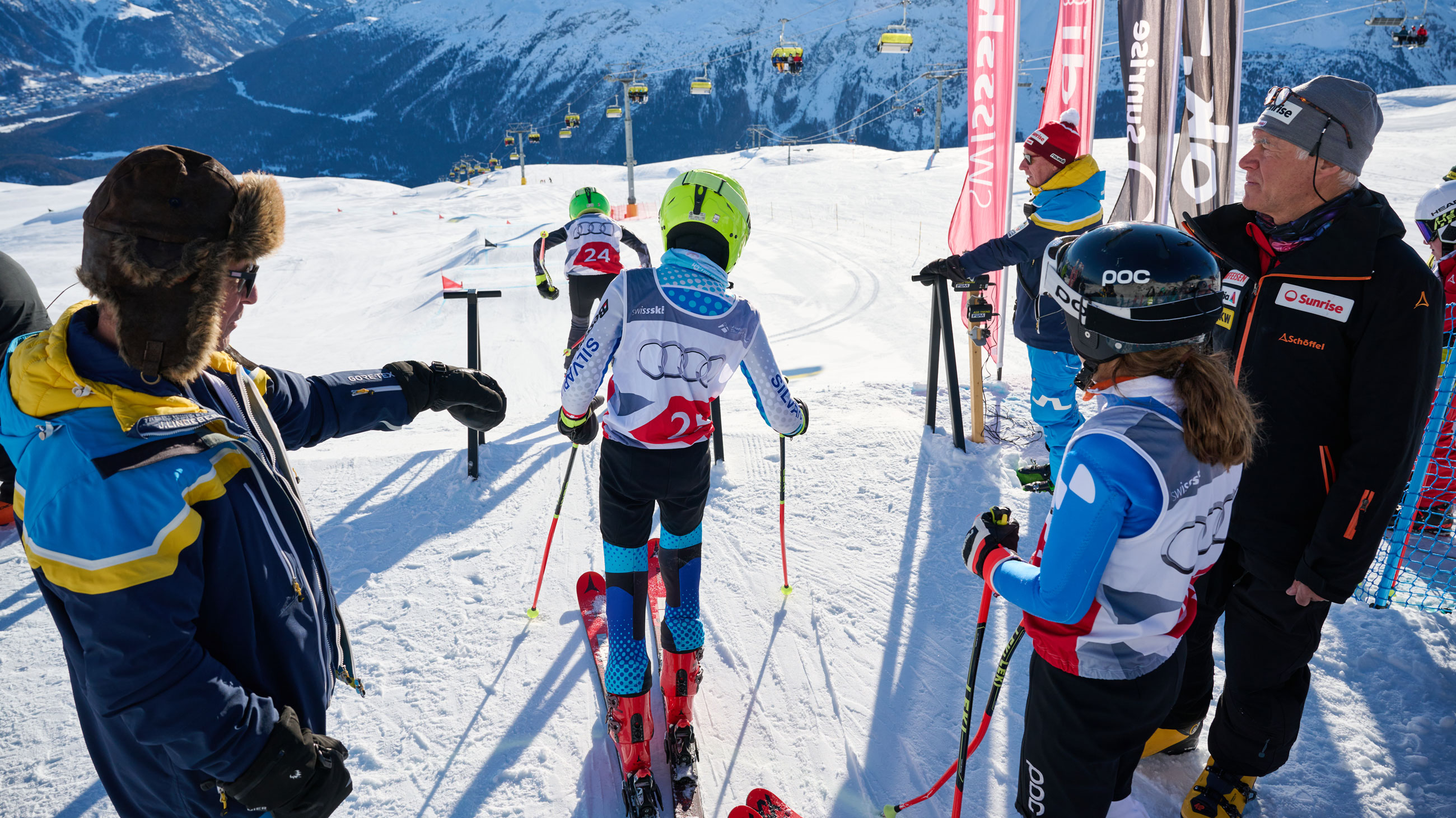 Zum Auftakt des Kids Cross-Rennweekends machen sich die Teilnehmenden jeweils einzeln auf den Kurs.